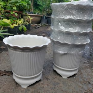 chậu nhựa trắng 3 chân