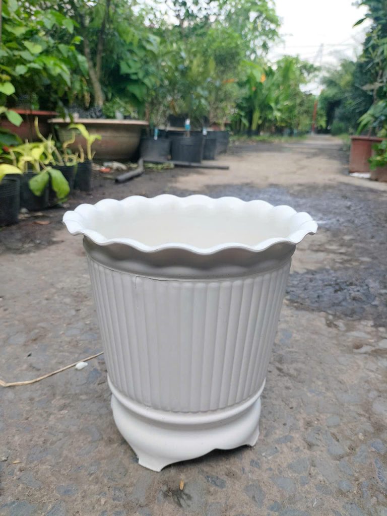 chậu nhựa trắng 3 chân